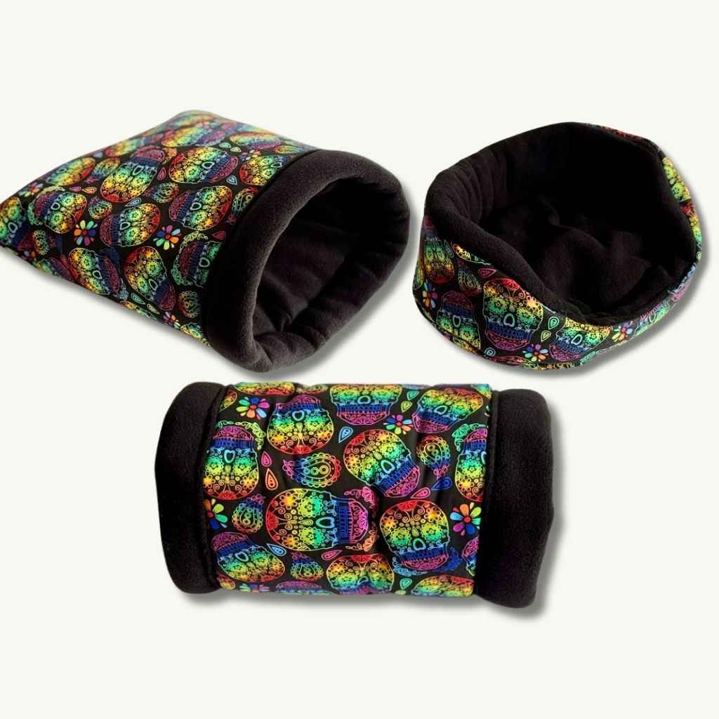 Enchant your little ghouls with cozy black beds, lined in plush fleece and sprinkled with vibrant sugar skulls—a spooktacular 3-piece set!.