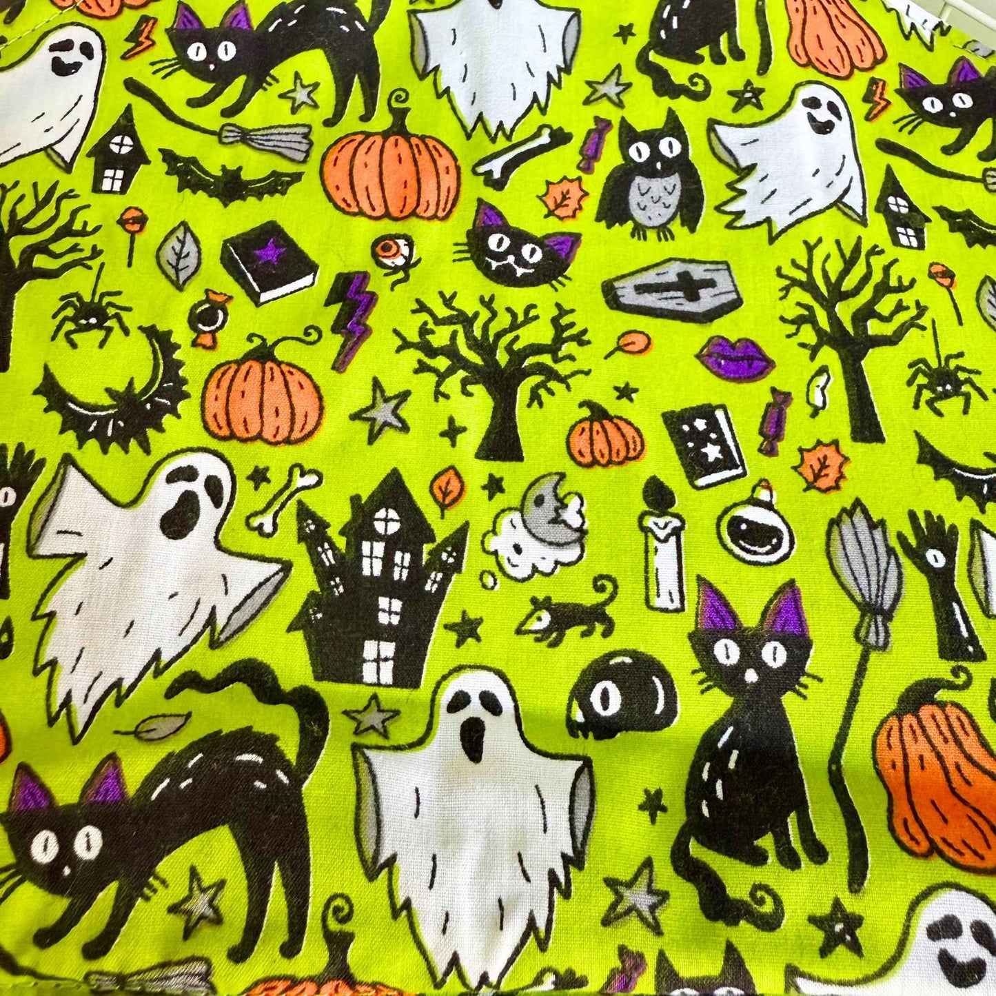 Enchant your piggy’s dreams in this vivid green hideout, draped in cute gothic cats, grinning pumpkins, and flitting bats.