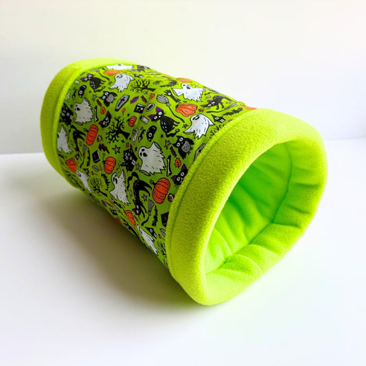 The Trickster’s Treats Tunnel enchants in gothic lime fleece, bedecked with ghosts, pumpkins, and candies for your pampered piggy.