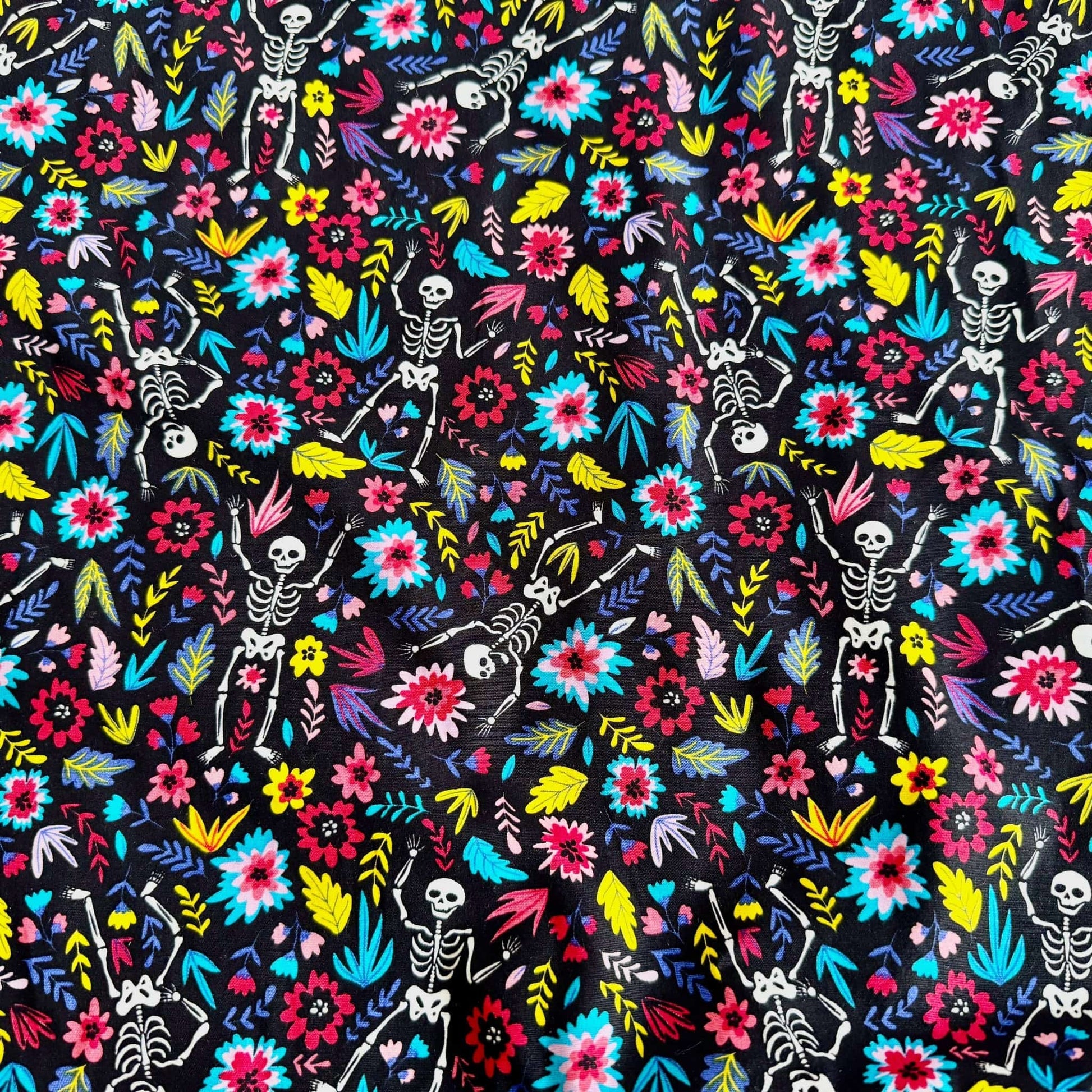 The Blooms & Bones Fleece Tunnel enchants with a mystical garden scene—delicate skeletons twirl among lush pink, blue, yellow, and green blossoms and leafy vines. All set against an inky black backdrop, this tunnel weaves together gothic glam with whimsical florals for your small pet’s cozy hideaway.