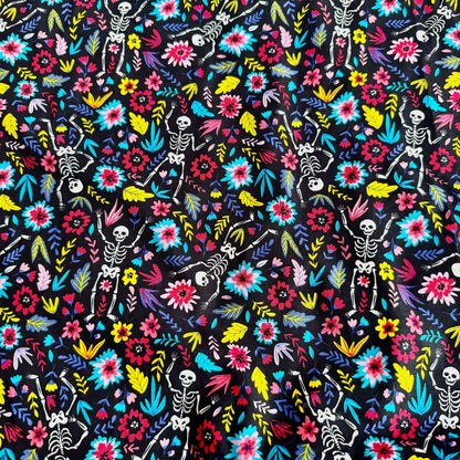 The Blooms & Bones Fleece Tunnel enchants with a mystical garden scene—delicate skeletons twirl among lush pink, blue, yellow, and green blossoms and leafy vines. All set against an inky black backdrop, this tunnel weaves together gothic glam with whimsical florals for your small pet’s cozy hideaway.