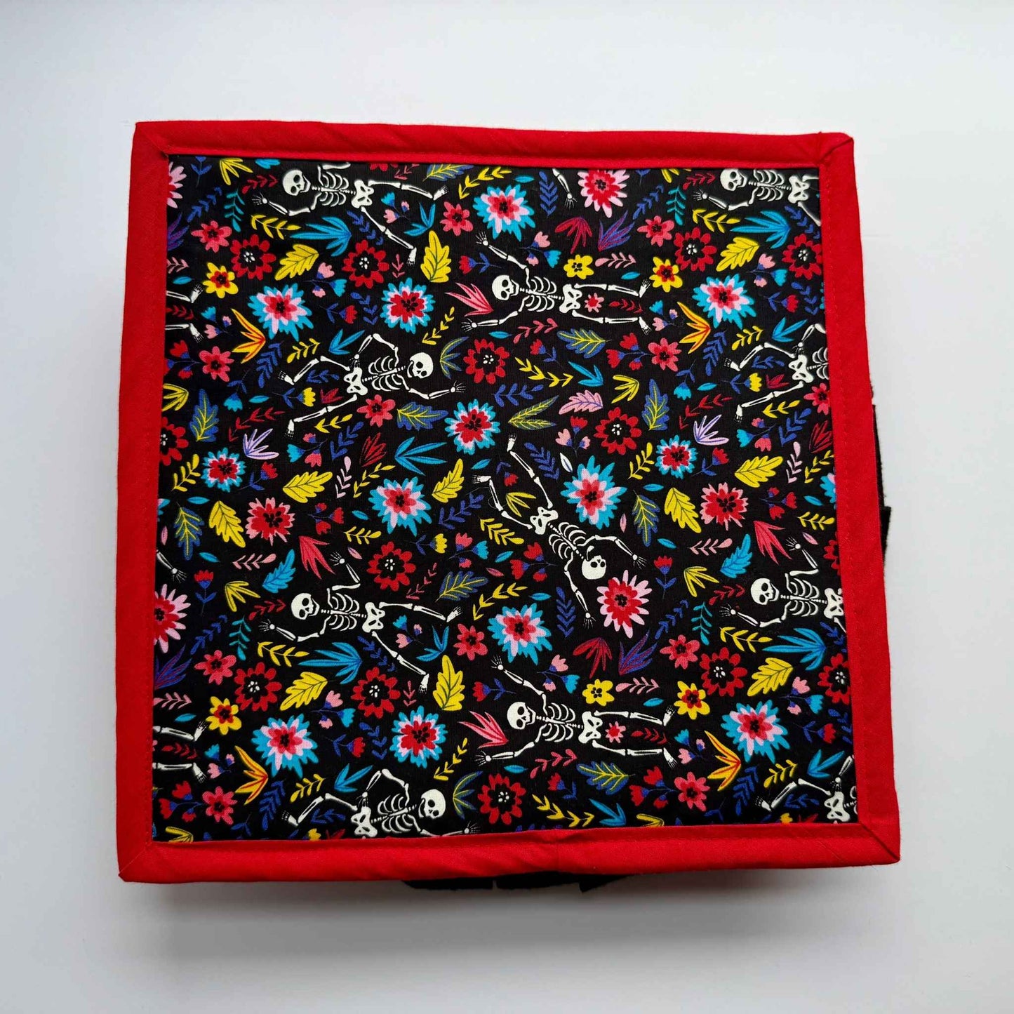 Enchant your piggy’s snack time with this gothic-glam mat: jet-black center, vivid florals, dainty skeletons, blood-red trim.