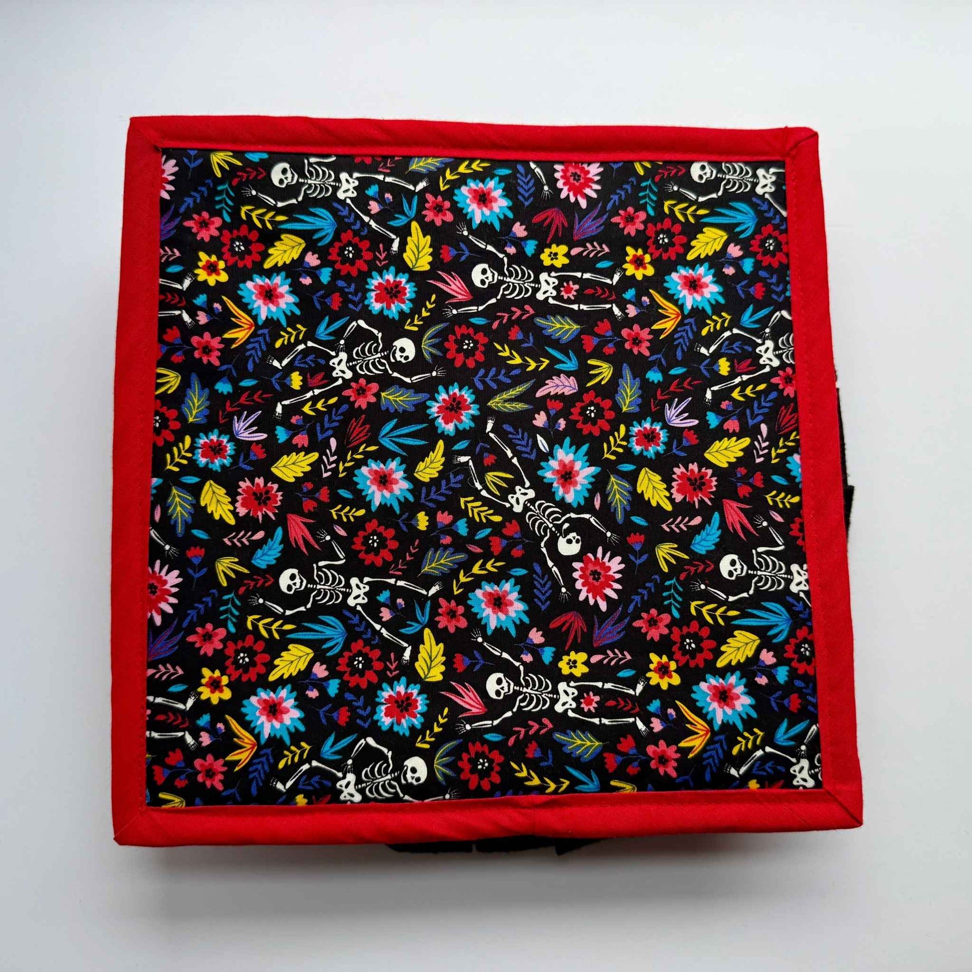 Enchant your piggy’s snack time with this gothic-glam mat: jet-black center, vivid florals, dainty skeletons, blood-red trim.