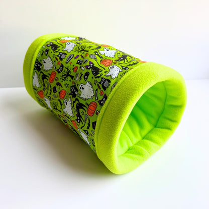 The Trickster’s Treats Tunnel enchants in gothic lime fleece, bedecked with ghosts, pumpkins, and candies for your pampered piggy.