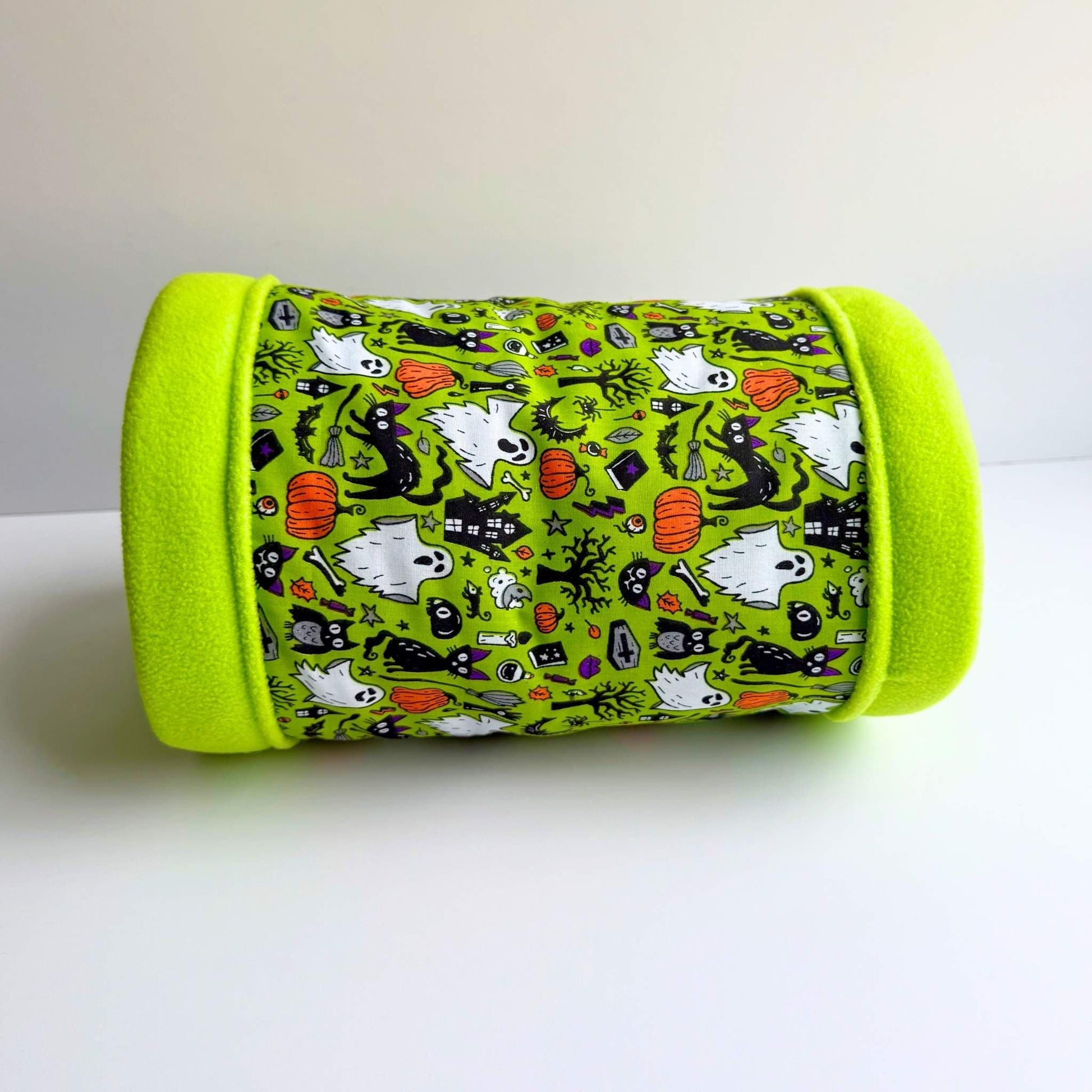Enchant your guinea pig with a gothic-glam fleece tunnel—vivid green rim, plush lining, and spooky-cute ghosts, bats, and pumpkins.