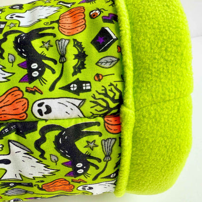 Enchant your piggie’s dreams with a luxe fleece tunnel: bats, pumpkins, and ghostly black cats swirl in gothic Halloween hues.